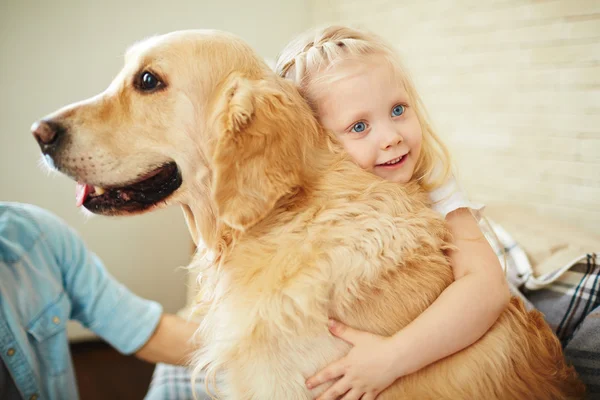 Küçük kız kucaklayan köpek — Stok fotoğraf