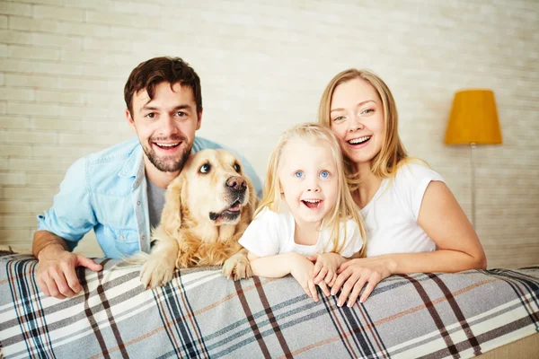 Par med dotter och hund — Stockfoto