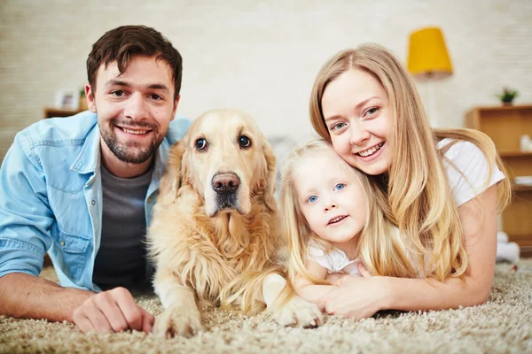 Par med dotter och hund — Stockfoto