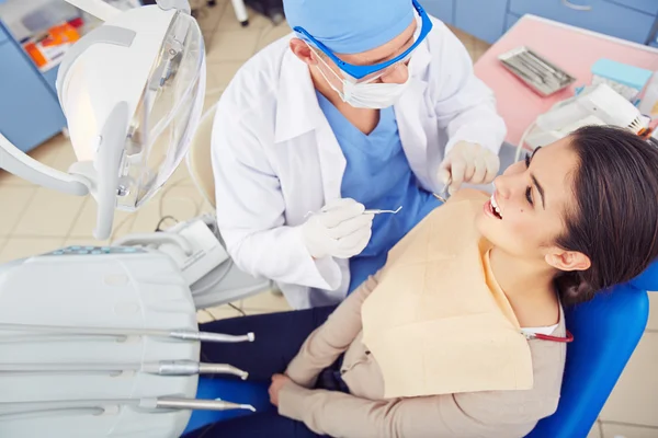 Frau lässt sich beim Zahnarzt untersuchen — Stockfoto
