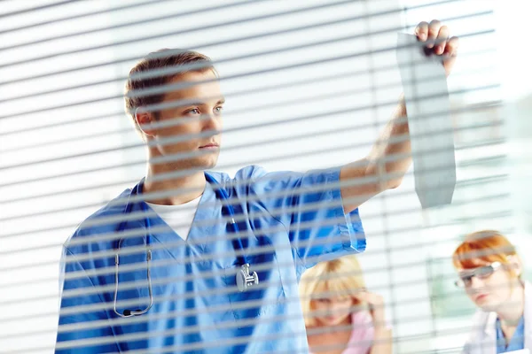 Dokter kijkt naar röntgenfoto — Stockfoto