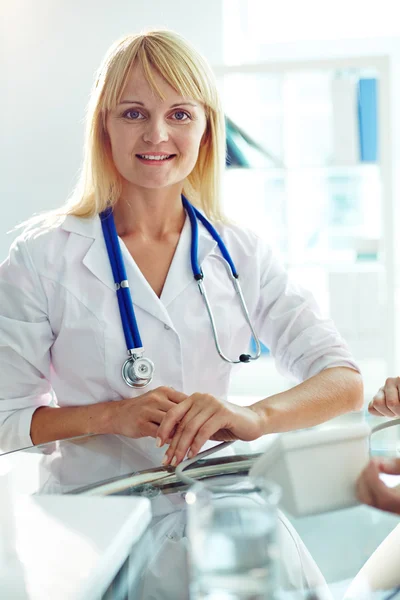 Jovem médico feminino em casaco branco — Fotografia de Stock