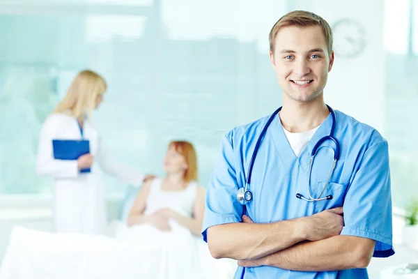 Jovem médico masculino de uniforme — Fotografia de Stock