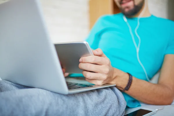 Manos masculinas sosteniendo tableta digital — Foto de Stock