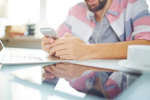 Männliche Hände mit Smartphone — Stockfoto