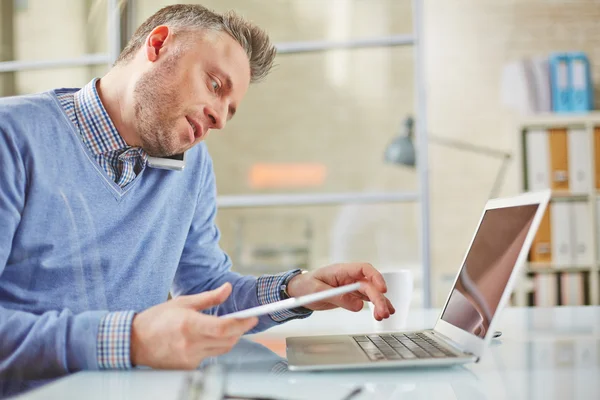 Manager tippen und telefonieren — Stockfoto