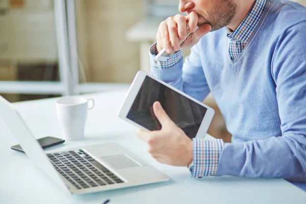 Zakenman werken met touchpad — Stockfoto