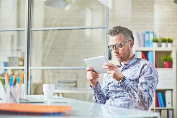 Zakenman met digitale tablet — Stockfoto