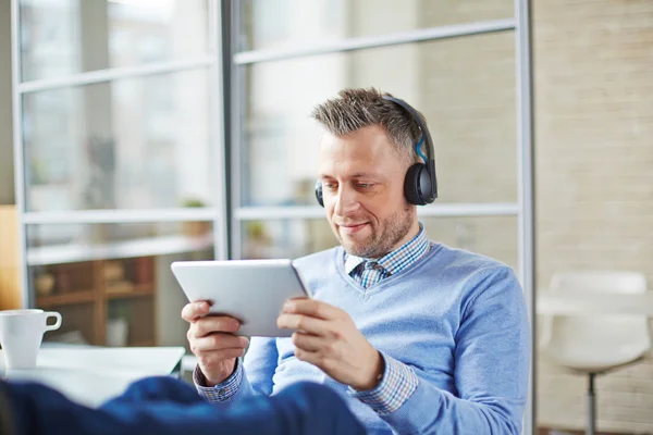 Empresario con auriculares y touchpad — Foto de Stock