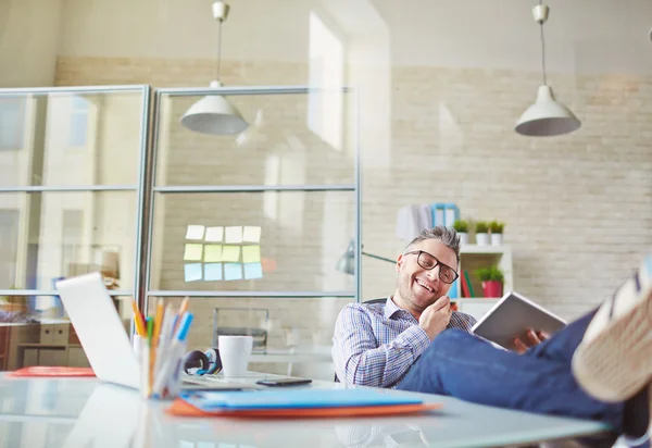 L'uomo che utilizza tecnologie moderne in ufficio — Foto Stock