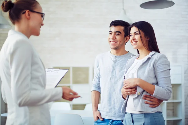 Corretor consultoria jovem casal — Fotografia de Stock