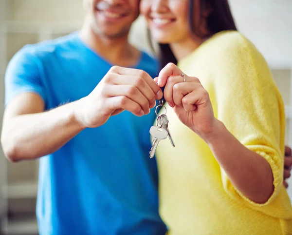 Casal mostrando chave de nova residência — Fotografia de Stock