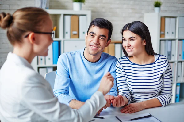 Pareja haciendo trato con agente inmobiliario — Foto de Stock