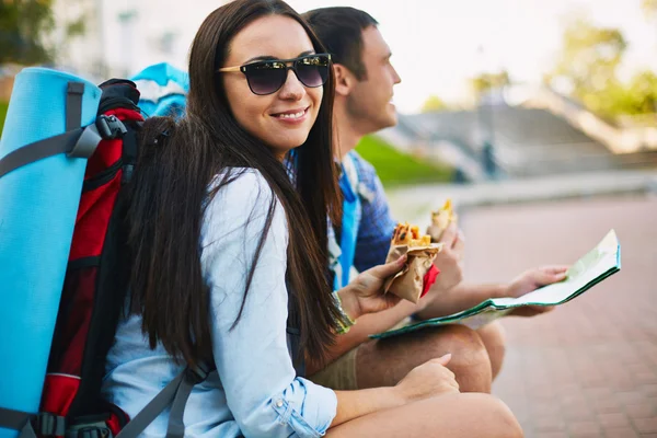 Femme avec sac à dos et collation — Photo