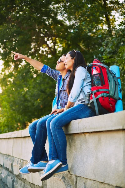 Casal com mochilas tendo descanso — Fotografia de Stock