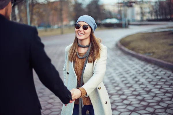 Meid en haar vriendje met datum — Stockfoto