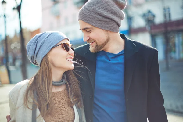 Lyckliga par i snygga kläder — Stockfoto