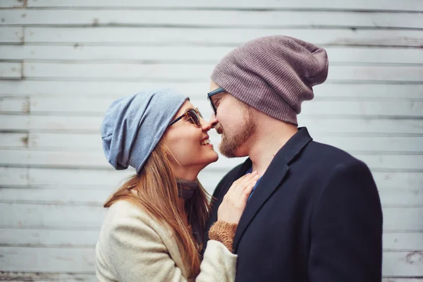 Casal tocando pelo nariz — Fotografia de Stock