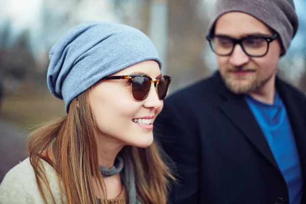 Frau mit Mütze und Sonnenbrille — Stockfoto