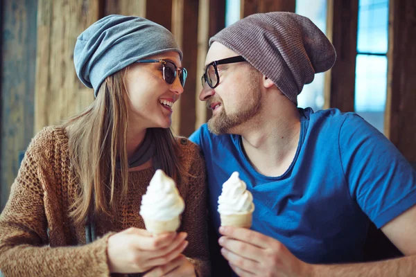 Casal com sorvete sentado no café — Fotografia de Stock