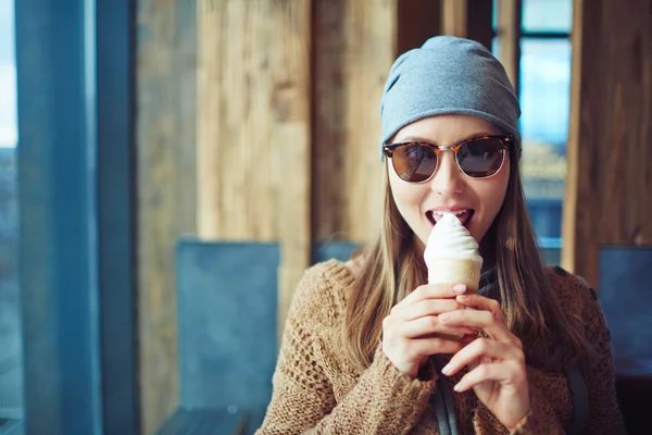 아이스크림먹는 여자 — 스톡 사진
