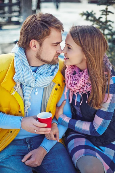 Pareja joven enamorada coqueteando — Foto de Stock