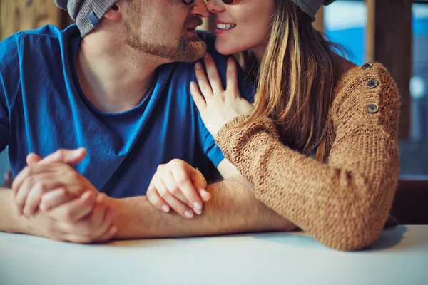 Paar in Casua flirtet — Stockfoto