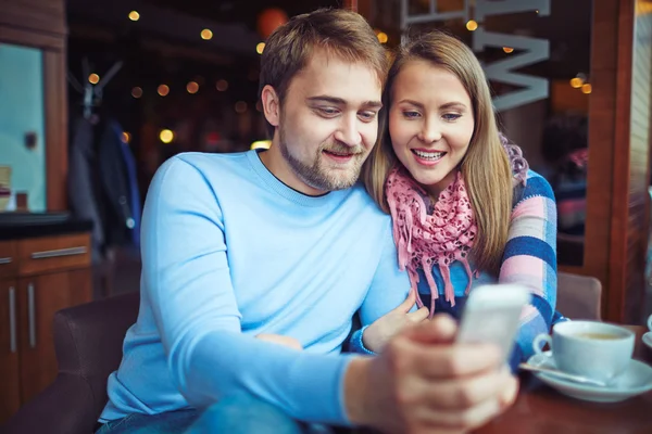 Pareja disfrutando de tiempo en la cafetería —  Fotos de Stock