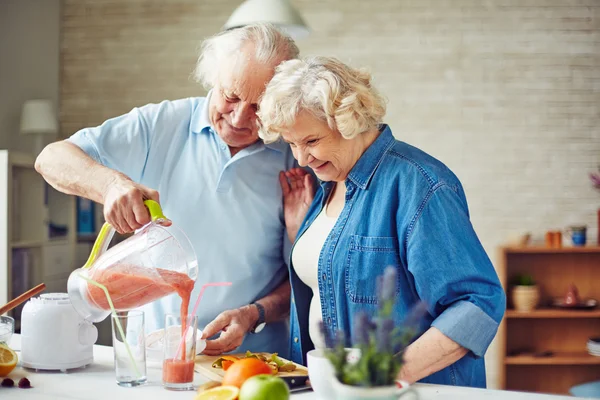 Seniorenpaar macht Frucht-Smoothie — Stockfoto