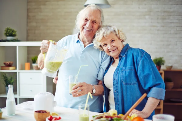 Pareja mayor tomando batido fresco — Foto de Stock