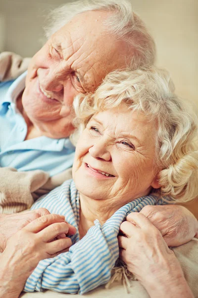 Happy elderly couple hugging — Stock Photo, Image