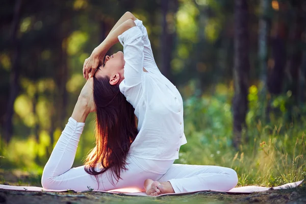 Ung kvinna stretching hennes kropp — Stockfoto