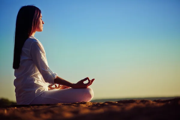 Mediterar kvinna sitter i pose Lotus — Stockfoto