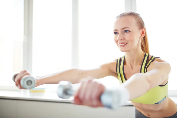 Woman exercising with dumbbells — Stock Photo, Image