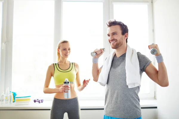 Hombre haciendo ejercicio con pesas — Foto de Stock