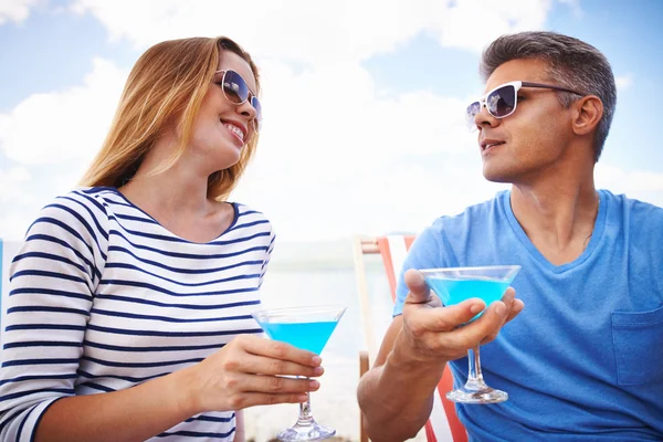 Couple avec cocktails assis sur des transats — Photo