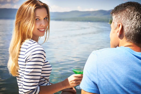 Bella ragazza con cocktail — Foto Stock