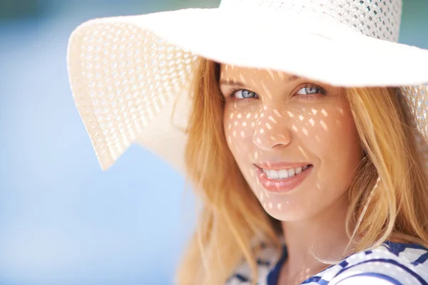 Mulher bonito em chapéu de verão — Fotografia de Stock