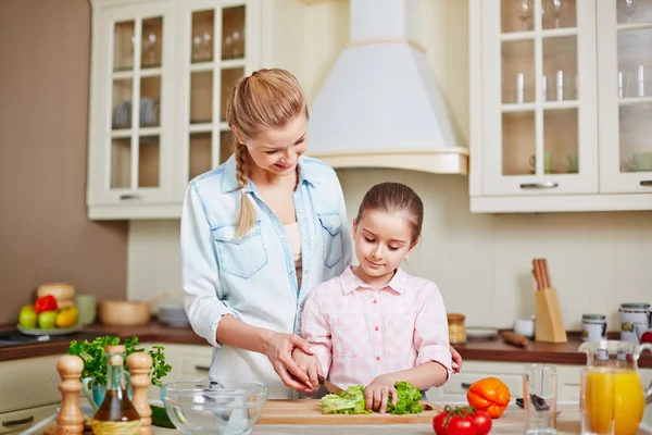 Donna e figlia cucinare insalata — Foto Stock