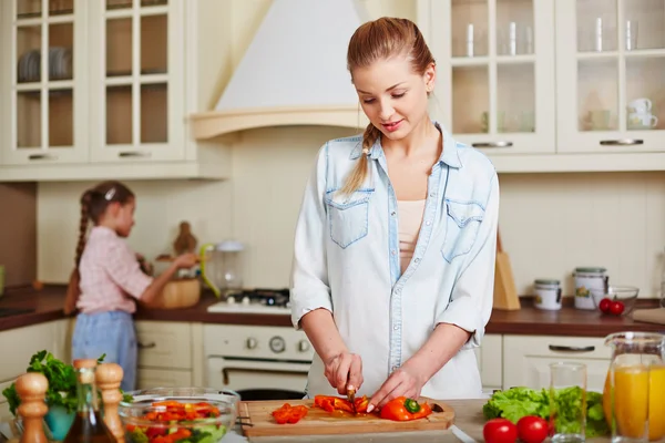 Frau schneidet frischen Pfeffer — Stockfoto