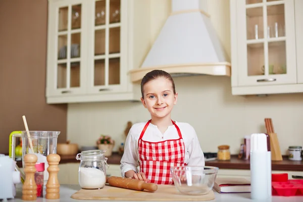 Ragazza andando a fare la pasta — Foto Stock