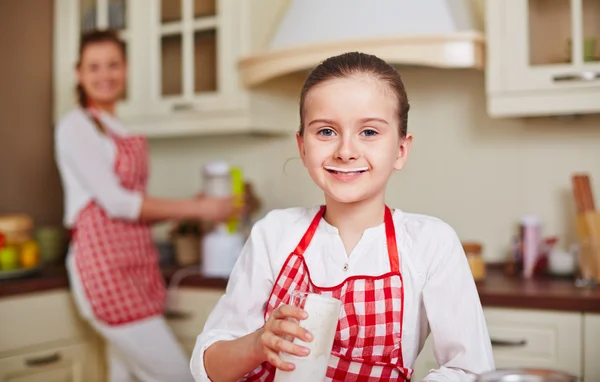 Ragazza che beve kefir — Foto Stock