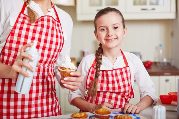 Μητέρα και κόρη μαγείρεμα muffins — Φωτογραφία Αρχείου