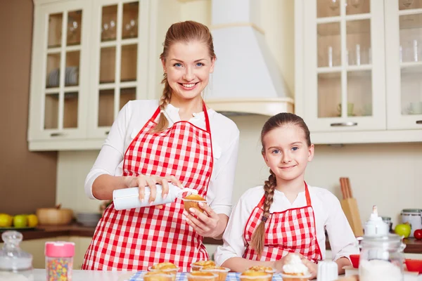 Мать и дочь готовят кексы — стоковое фото