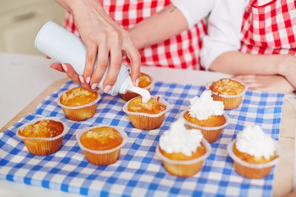 Muffins de décoration femme à la crème fouettée — Photo