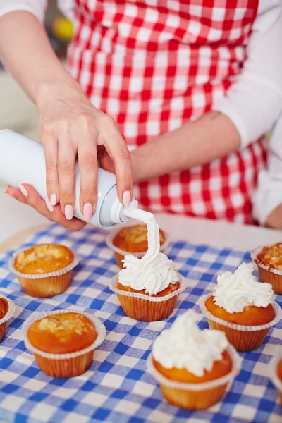 Muffins de décoration femme à la crème fouettée — Photo