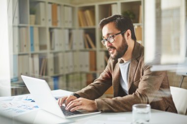 dizüstü bilgisayar kullanarak gözlük işadamı