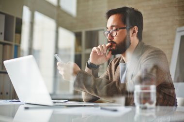 Asyalı işadamı akıllı telefon kullanıyor