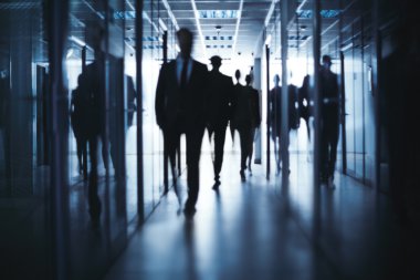 iş adamları Office koridordan aşağı gidiyor
