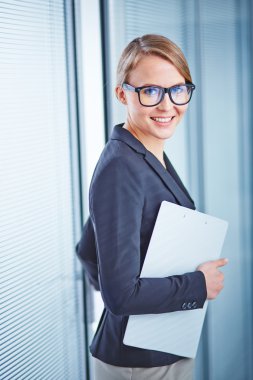 Pano ile genç Sekreteri